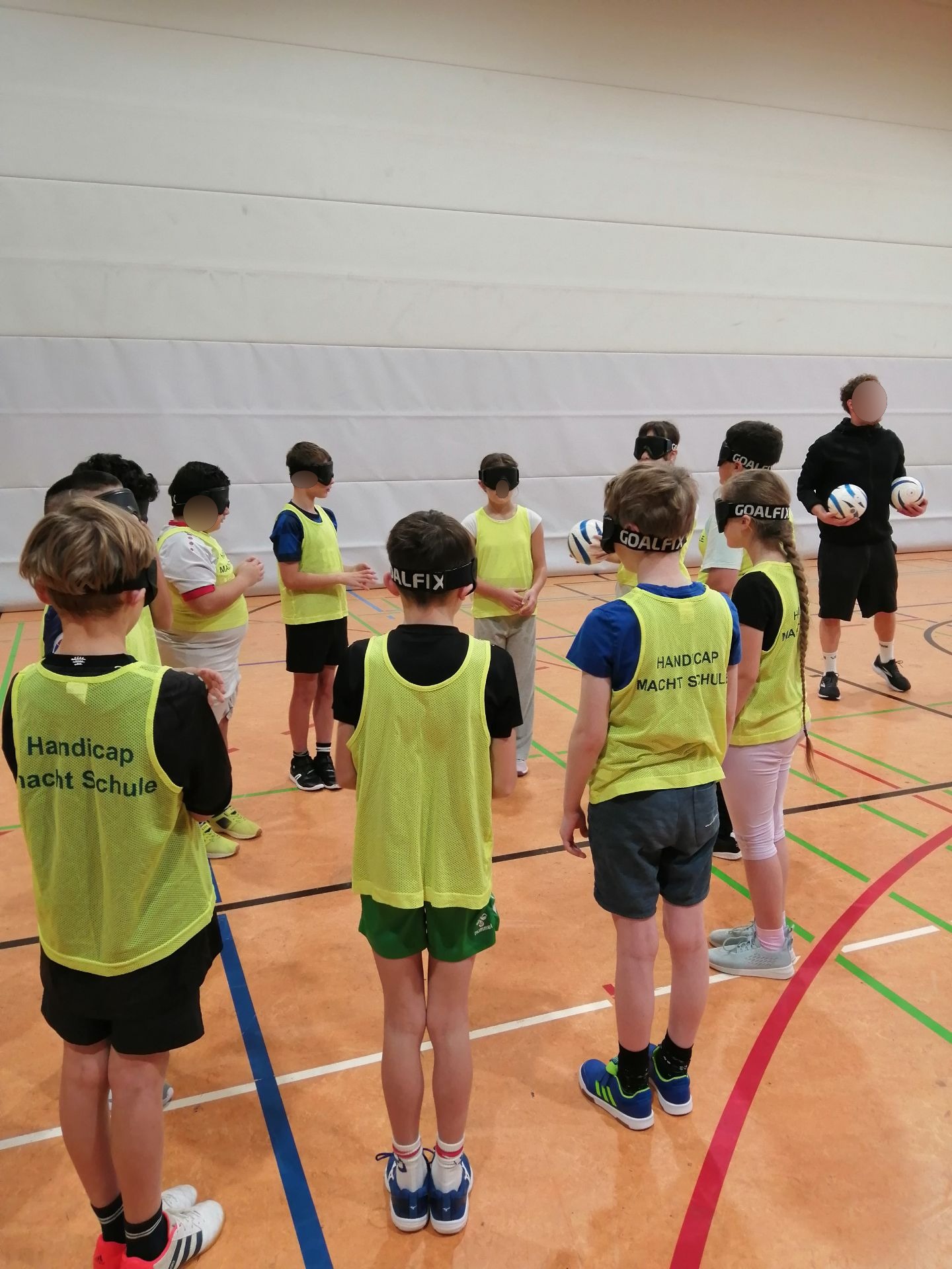 Schüler mit Augenbinde