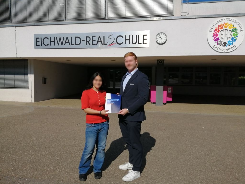 Übergabe des VR-Sonderpreis für besonderes Engagement