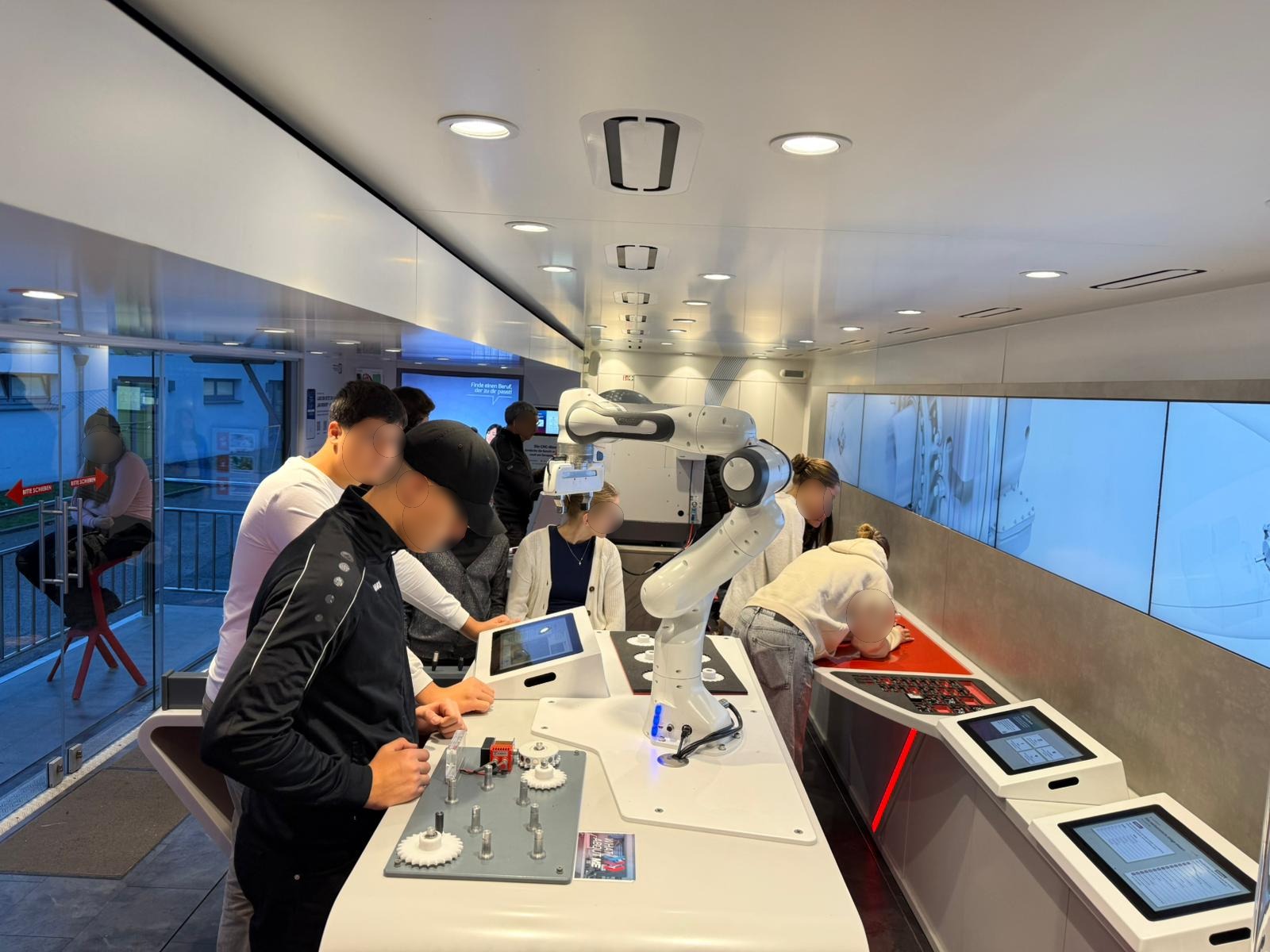 Schüler im BO-Truck